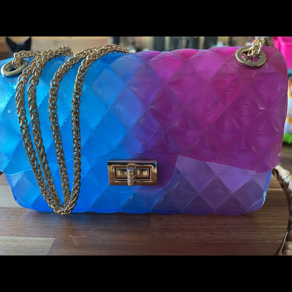 This cute jelly shoulder bag is great for a night out on the town!